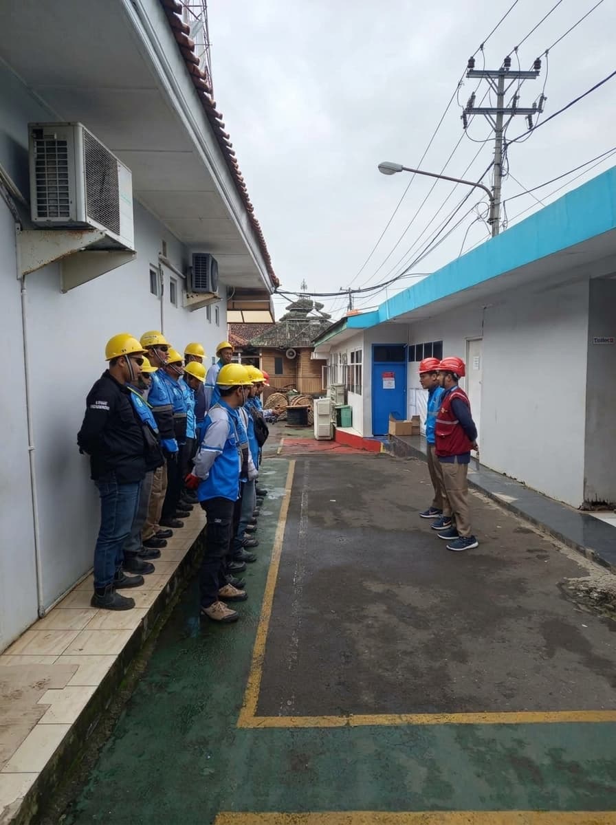 Briefing keselamatan kerja tim Mukundo Teknologi Indonesia sebelum pengerjaan proyek kelistrikan